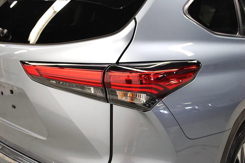 Used 2023 Toyota Highlander XLE AWD/4WD image 39