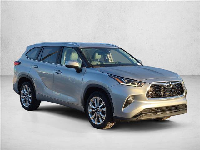 Used 2023 Toyota Highlander Limited FWD image 3