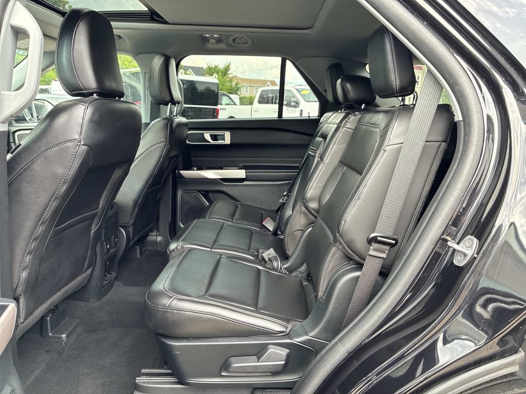Used 2023 Ford Explorer XLT w/ Equipment Group 202A AWD/4WD image 18