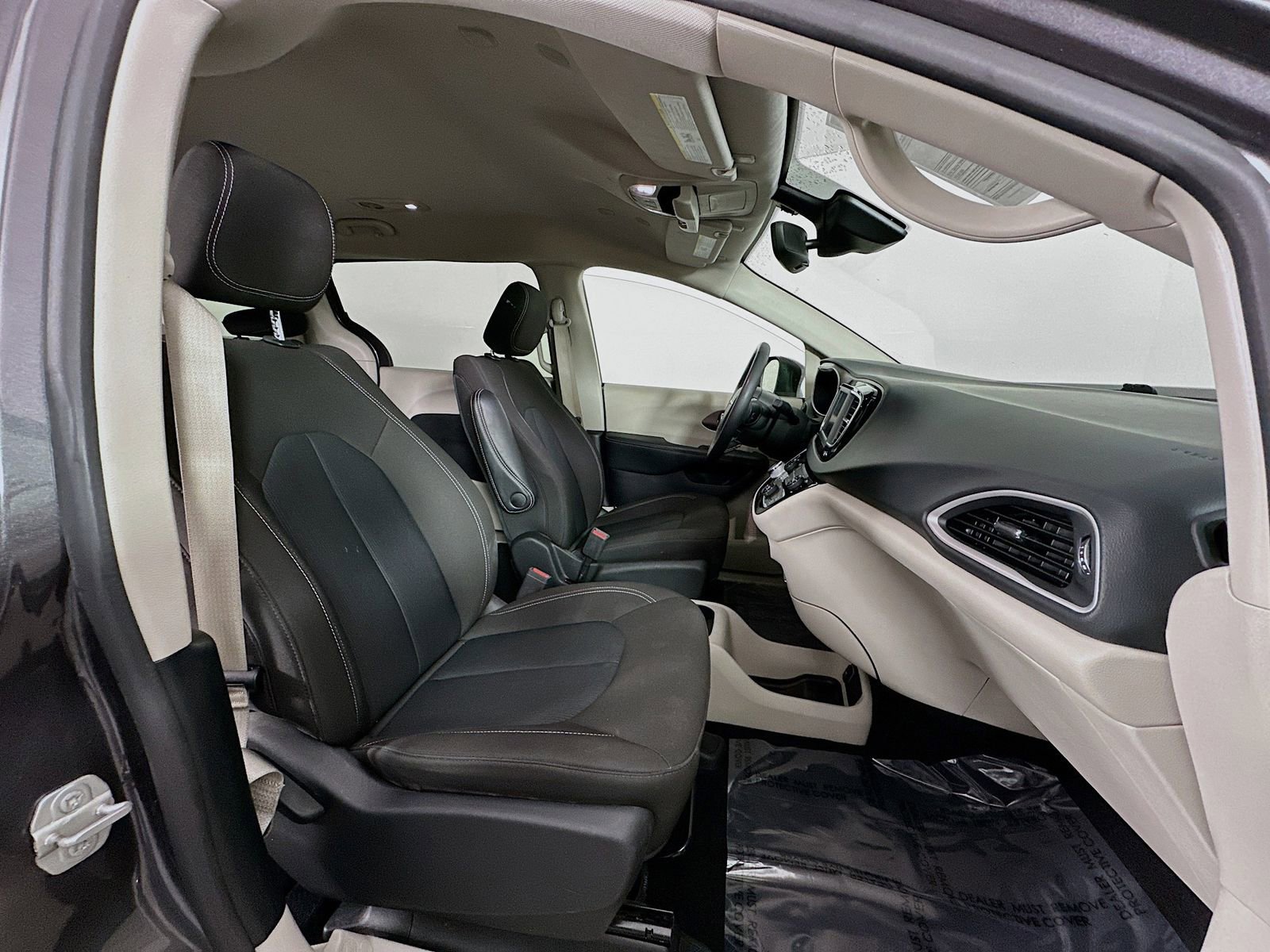 Used 2023 Chrysler Voyager LX image 28