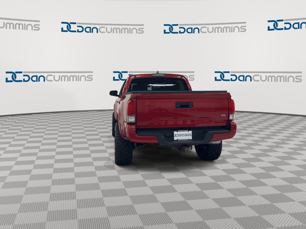 Used 2017 Toyota Tacoma TRD Sport AWD/4WD image 7