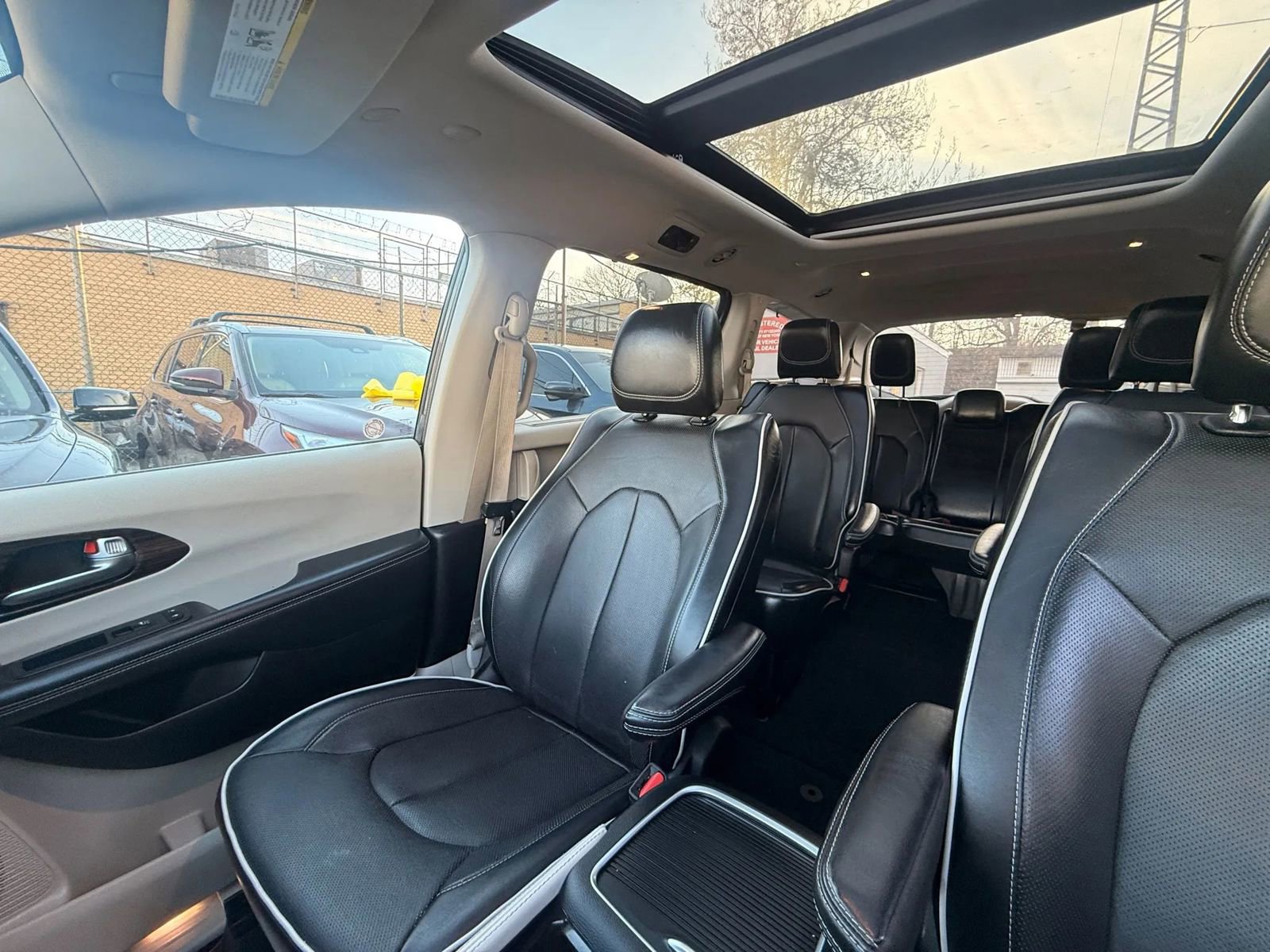 Used 2023 Chrysler Pacifica Limited image 14