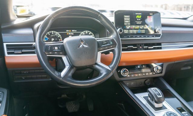 Used 2022 Mitsubishi Outlander SEL image 16