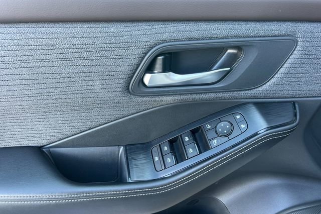 Used 2021 Nissan Rogue SV image 11