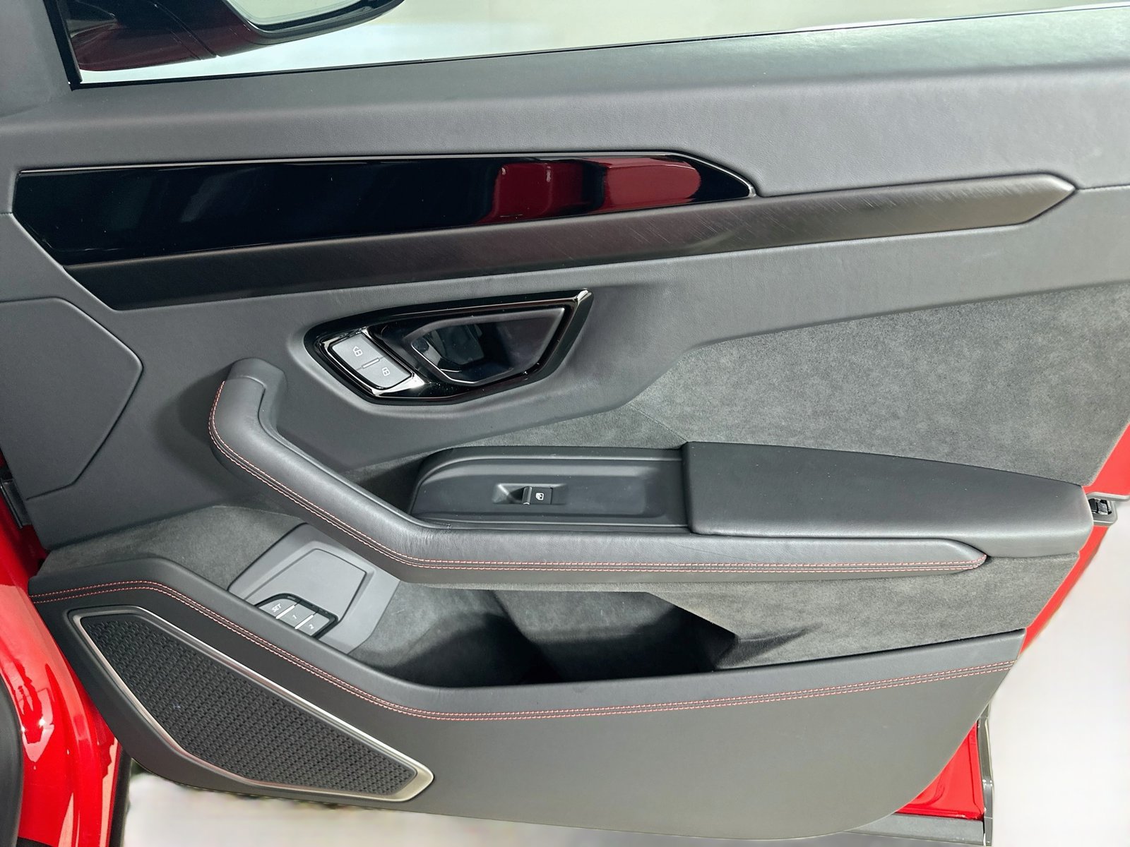 Used 2025 Lamborghini Urus S AWD/4WD image 47