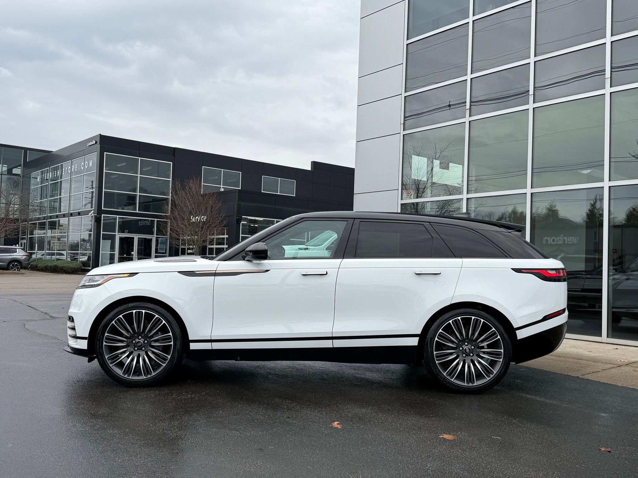 Used 2023 Land Rover Range Rover Velar R-Dynamic S image 2