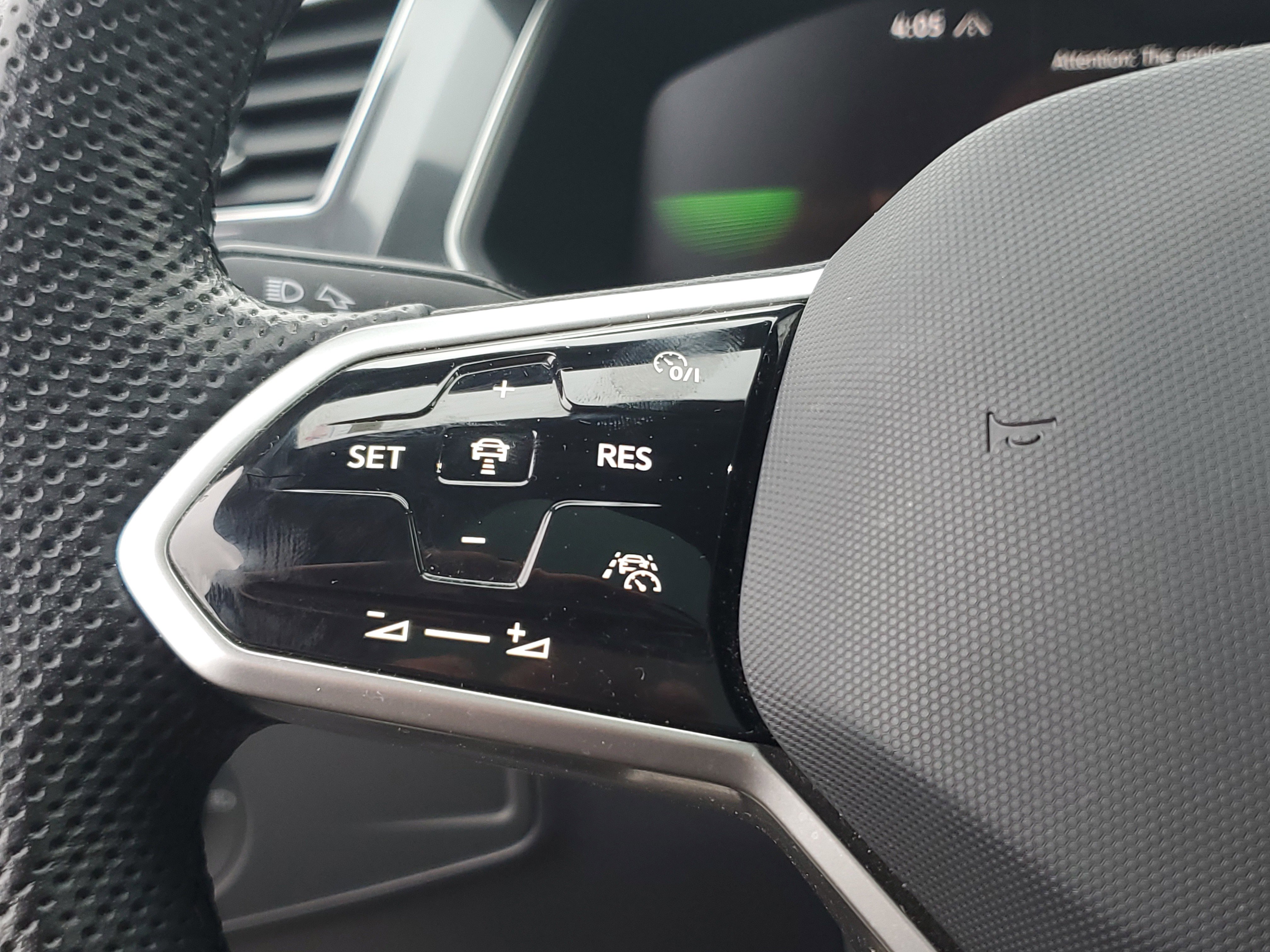 Used 2024 Volkswagen Tiguan SE R-Line image 13