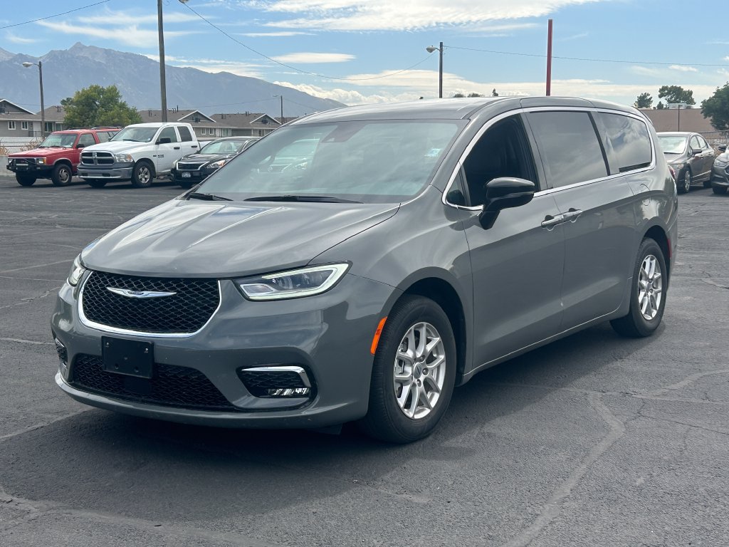 Used 2025 Chrysler Pacifica Select FWD image 7