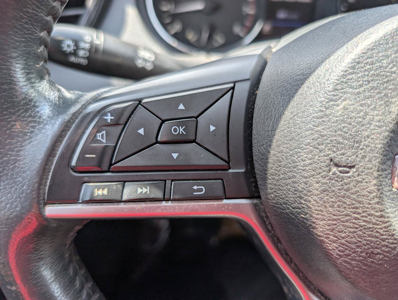 Used 2018 Nissan Rogue SV FWD image 21