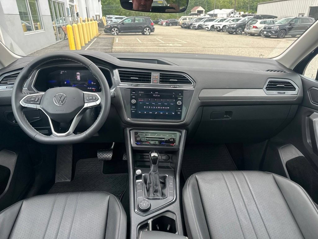Used 2023 Volkswagen Tiguan SE w/ Panoramic Sunroof Package AWD/4WD image 19