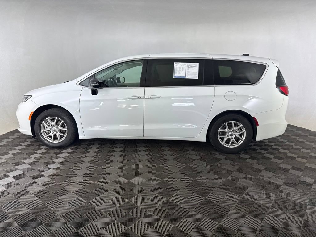 Used 2024 Chrysler Pacifica Touring-L FWD image 9