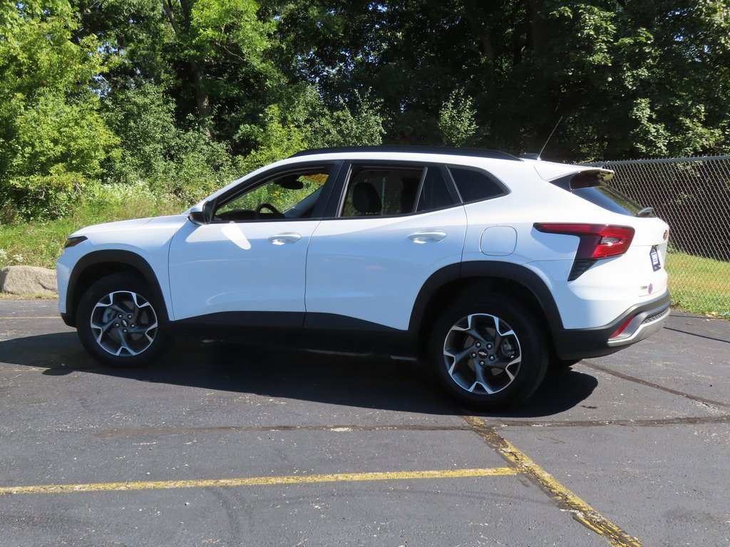 Used 2024 Chevrolet Trax LT w/ Driver Confidence Package image 4
