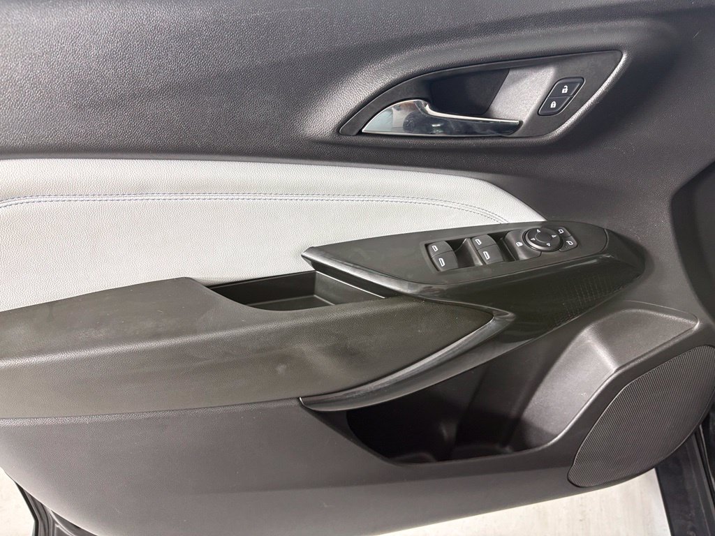 Used 2025 Chevrolet Trax LT FWD image 19