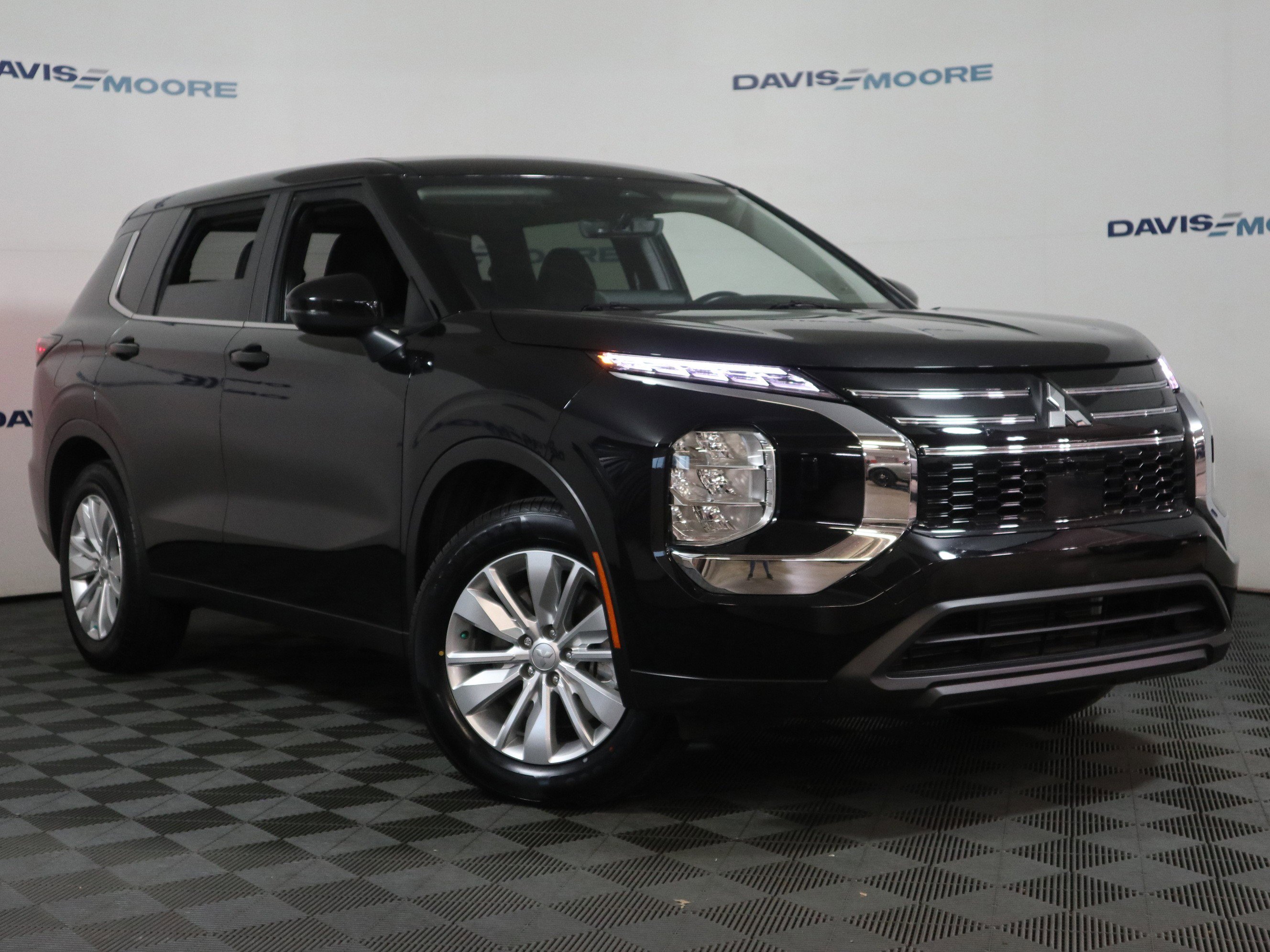 Used 2025 Mitsubishi Outlander ES image 2