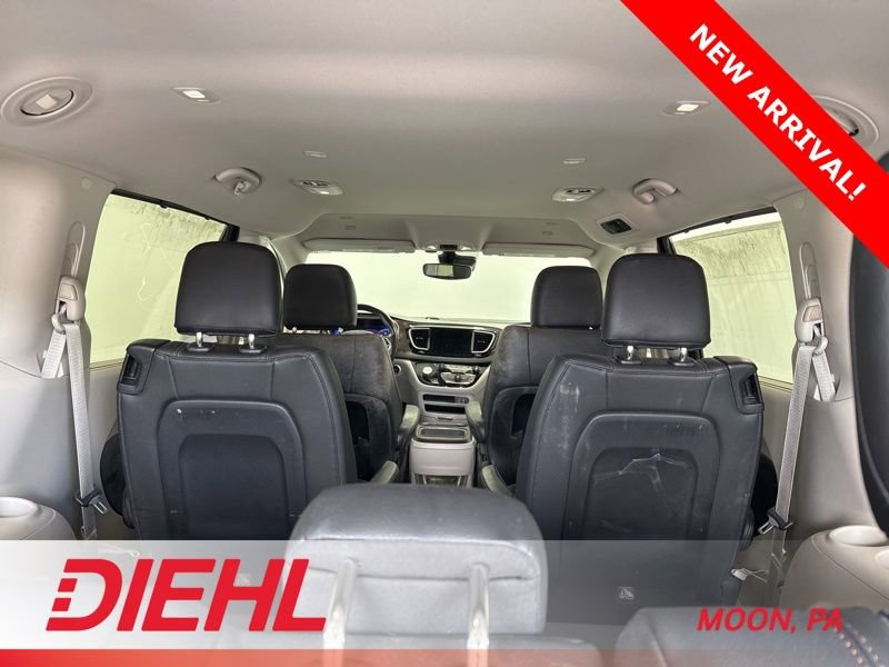 Used 2019 Chrysler Pacifica Touring-L w/ Advanced Safetytec Group image 9