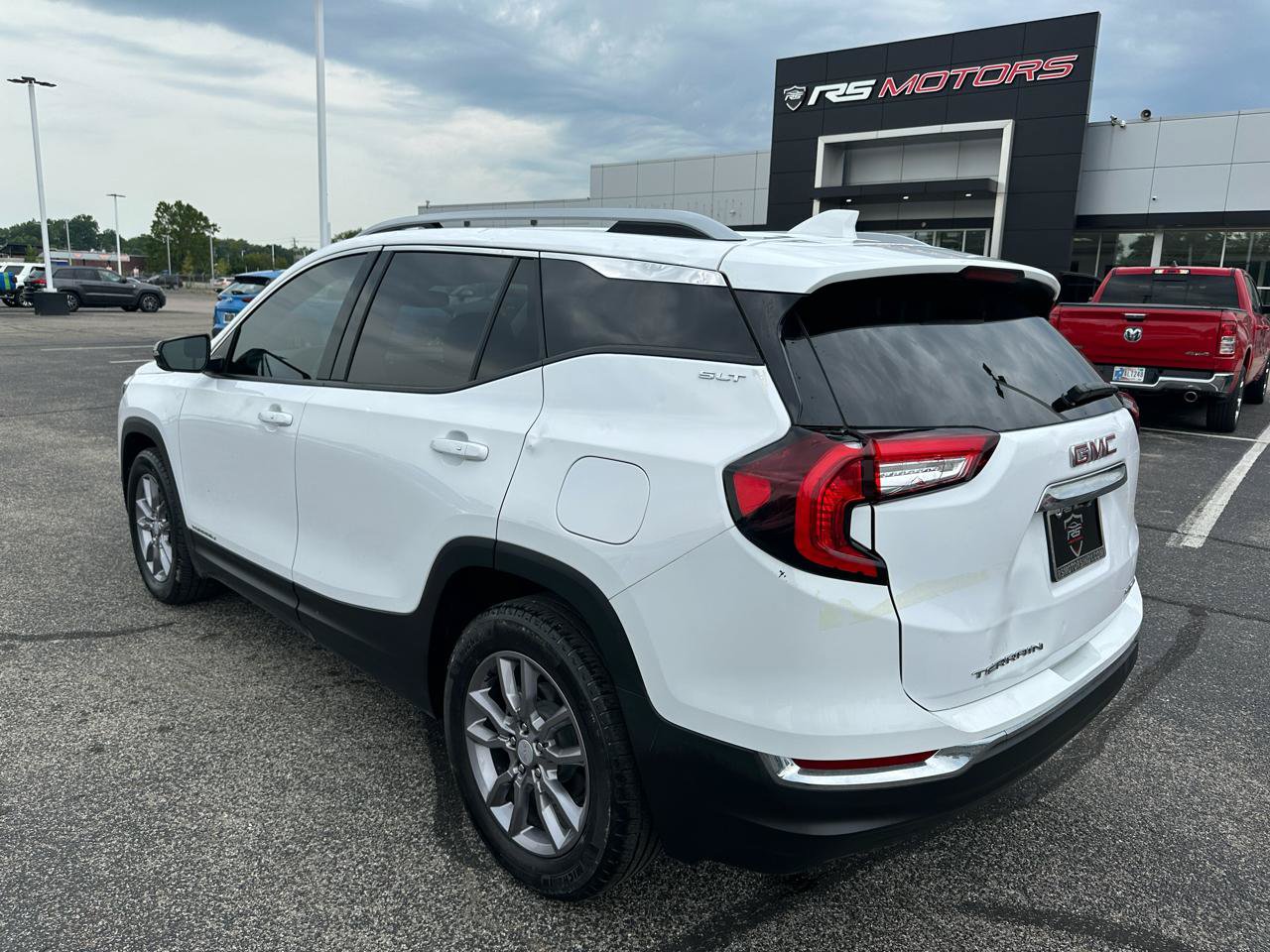 Used 2024 GMC Terrain SLT AWD/4WD image 3
