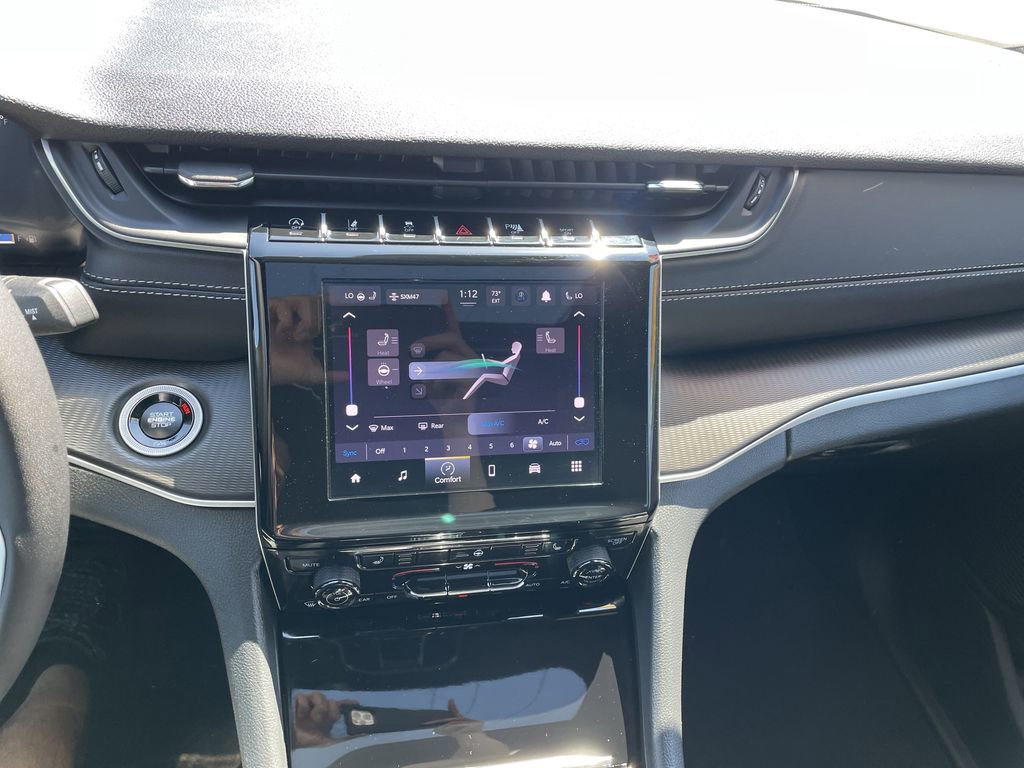 Used 2025 Jeep Grand Cherokee Altitude AWD/4WD image 18