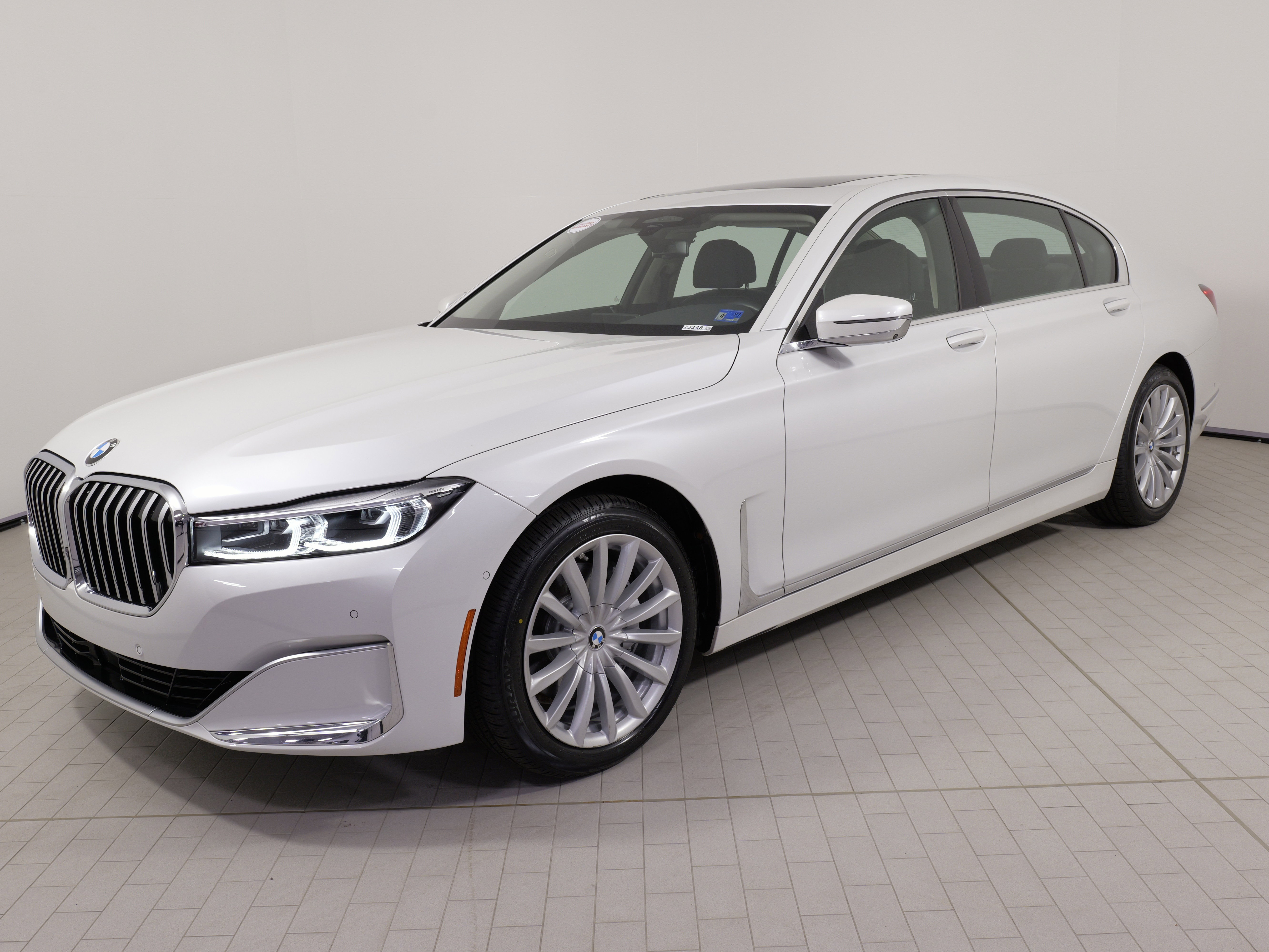 Used 2022 BMW 740i xDrive image 3