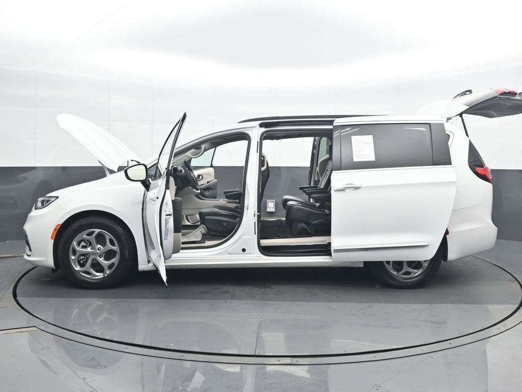 Used 2023 Chrysler Pacifica Limited image 37