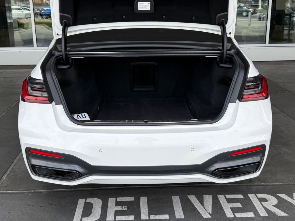 Used 2022 BMW 740i w/ M Sport Package image 15