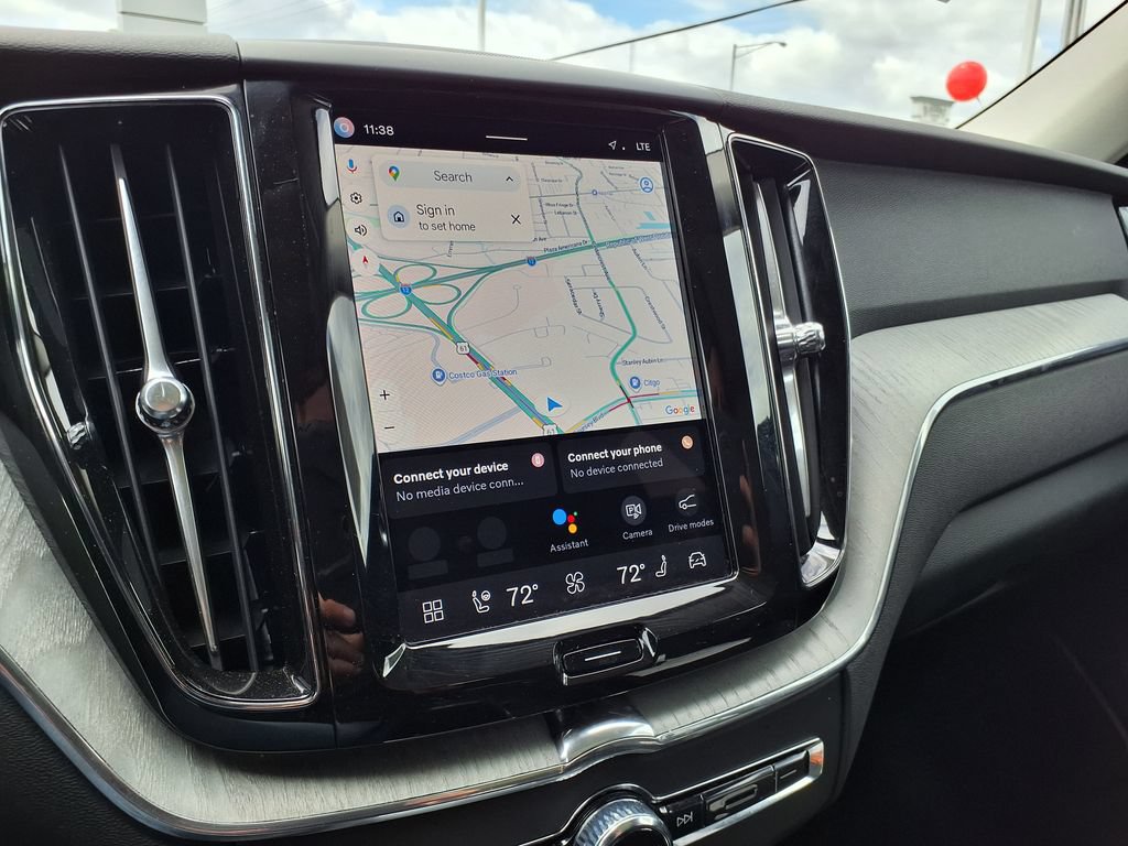 Certified 2025 Volvo XC60 B5 Plus AWD/4WD image 31