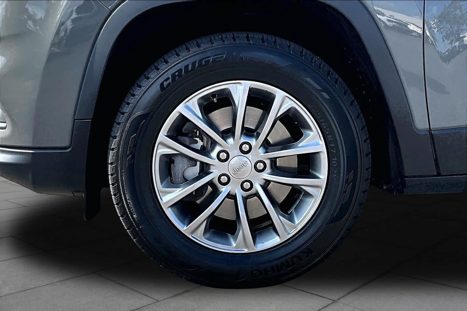 Used 2019 Jeep Cherokee Latitude Plus AWD/4WD image 11
