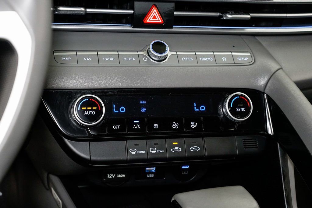 Used 2025 Hyundai Elantra SEL image 18