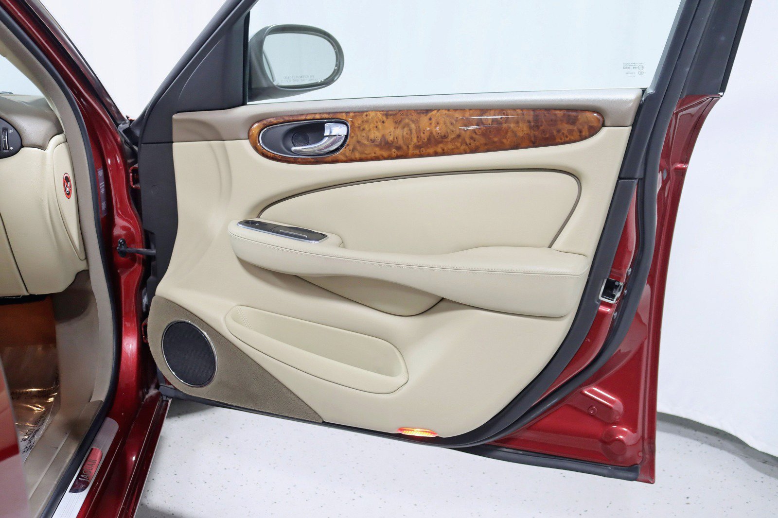 Used 2007 Jaguar XJ8 image 28