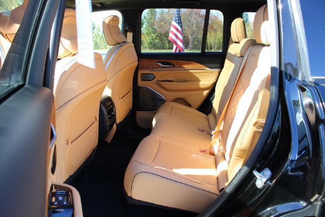Used 2024 Jeep Grand Cherokee Summit AWD/4WD image 40