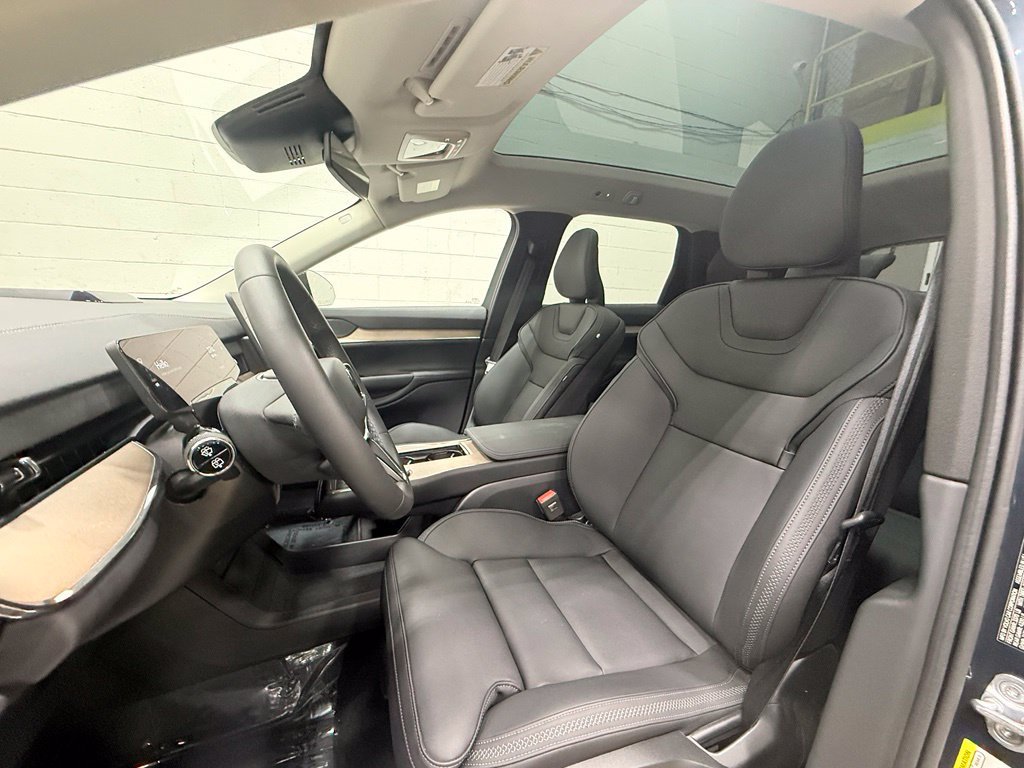 Used 2025 Volvo EX90 Ultra AWD/4WD image 33