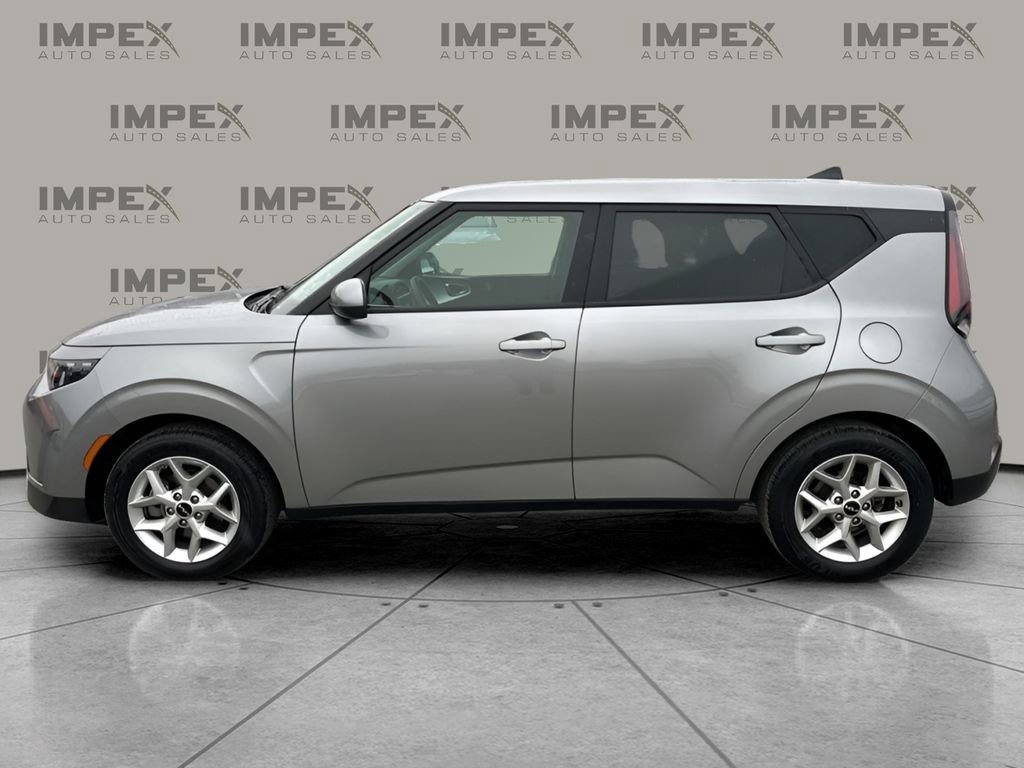Used 2024 Kia Soul LX w/ Option Group 015 FWD image 2