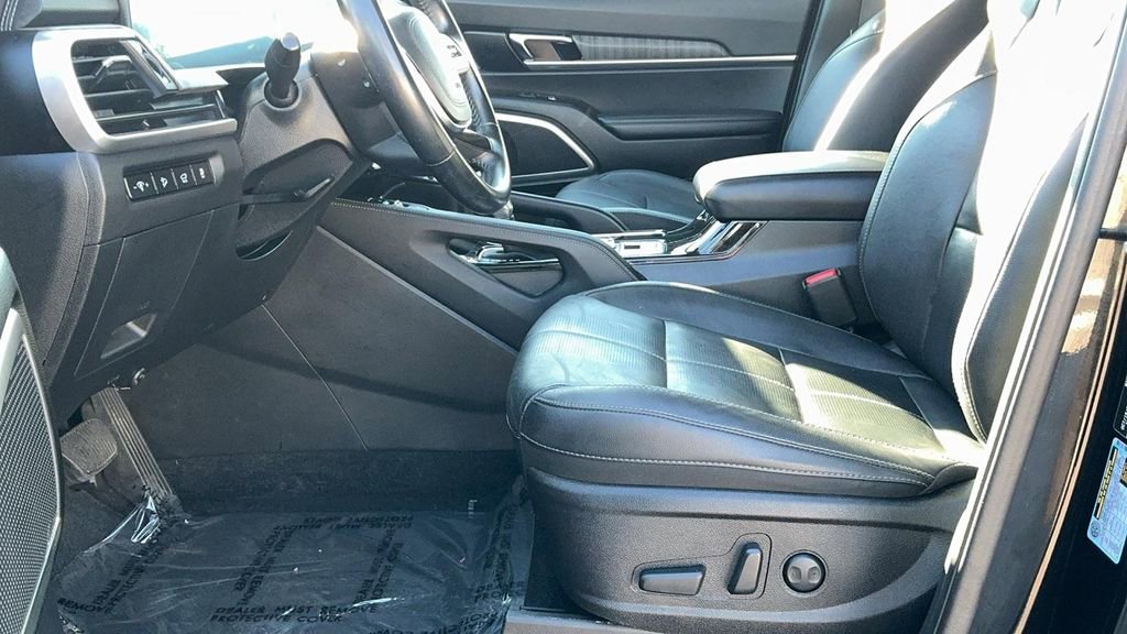 Used 2024 Kia Telluride EX w/ EX Captain's Chair Package FWD image 12