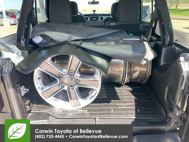 Used 2018 Jeep Wrangler Unlimited Sahara AWD/4WD image 29