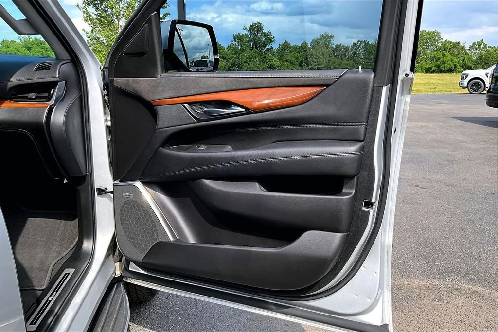 Used 2020 Cadillac Escalade 2WD image 30