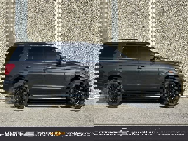 Used 2022 Ford Expedition XLT image 2