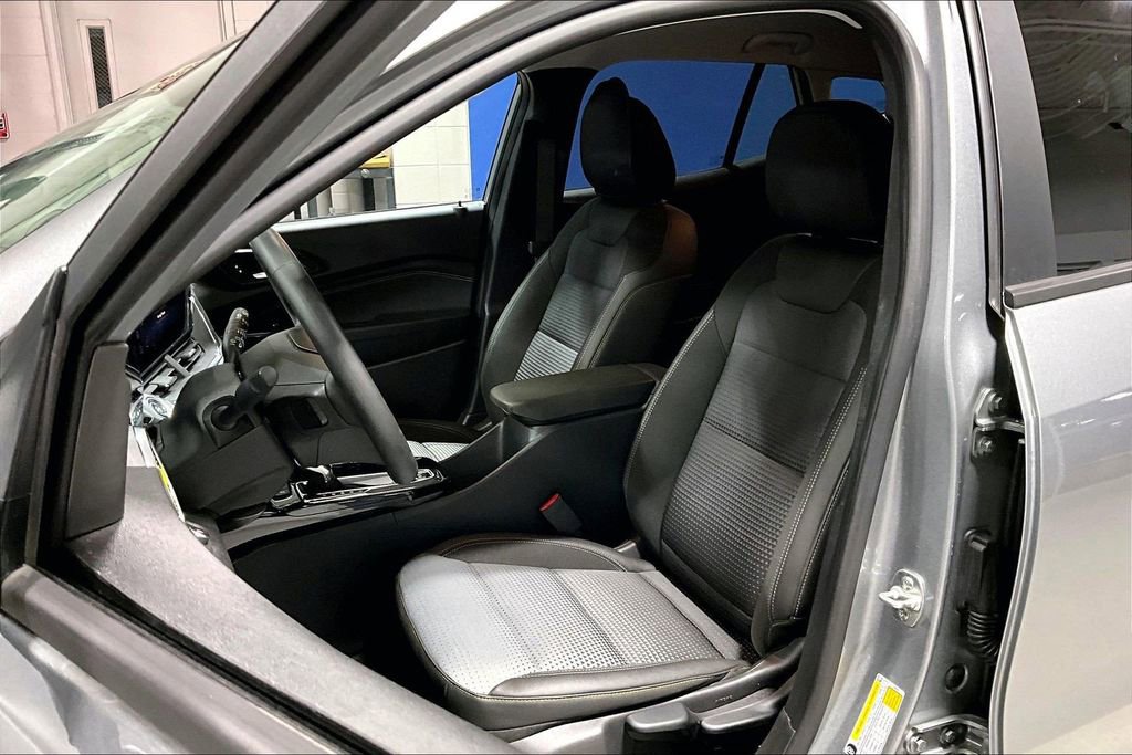 Used 2025 Chevrolet Trax LT w/ Driver Confidence Package image 23