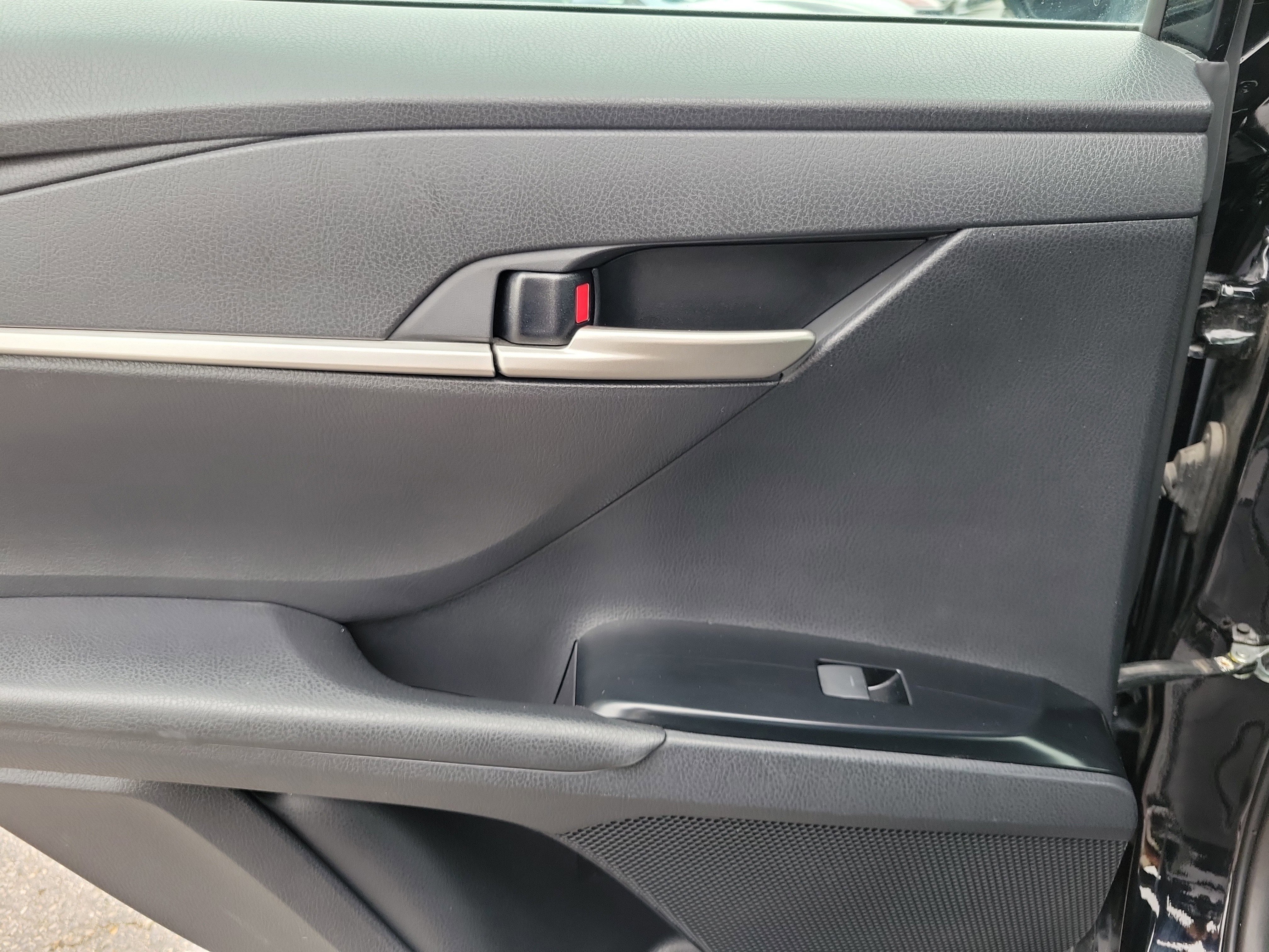 Used 2025 Toyota Camry SE FWD image 12