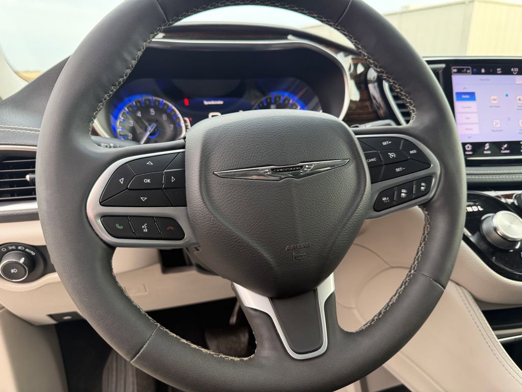 Used 2023 Chrysler Pacifica Limited AWD/4WD image 28