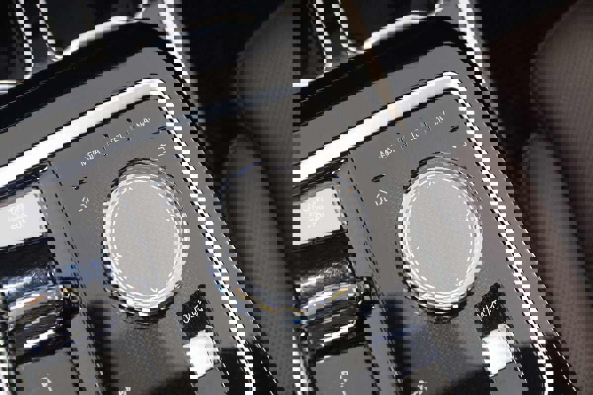 Used 2023 BMW 740i w/ Parking Assistance Package image 38