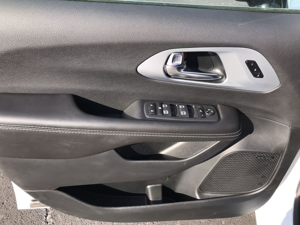 New 2026 Chrysler Pacifica Limited w/ Uconnect Theater Family Group FWD image 13