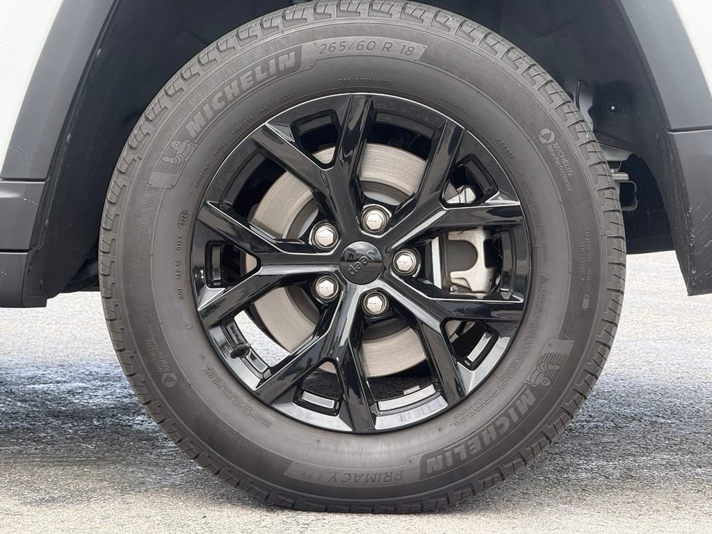 Used 2025 Jeep Grand Cherokee L Altitude RWD image 3