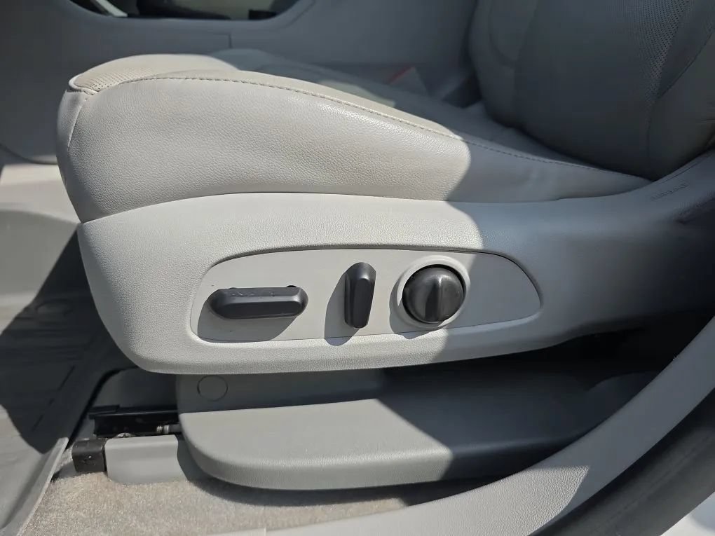 Used 2017 GMC Acadia SLT w/ LPO, Floor Liner Package FWD image 16