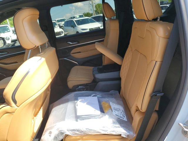 New 2025 Jeep Grand Cherokee L Summit w/ Luxury Tech Group V image 16
