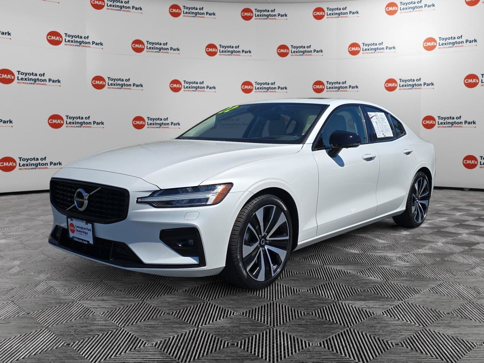 Used 2022 Volvo S60 B5 Momentum w/ Advanced Package image 3