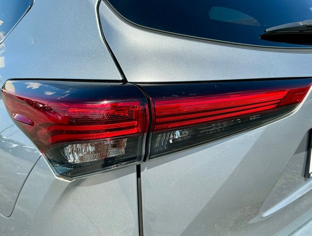 Used 2021 Toyota Highlander LE image 14