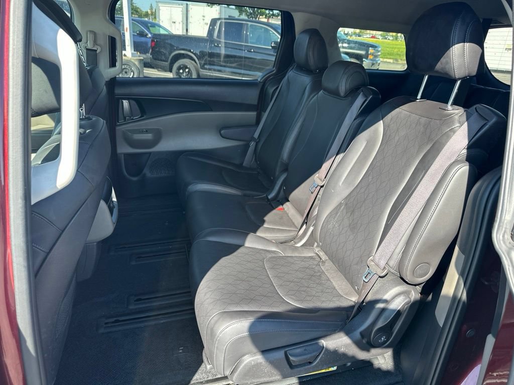 Used 2025 Kia Carnival FWD image 11