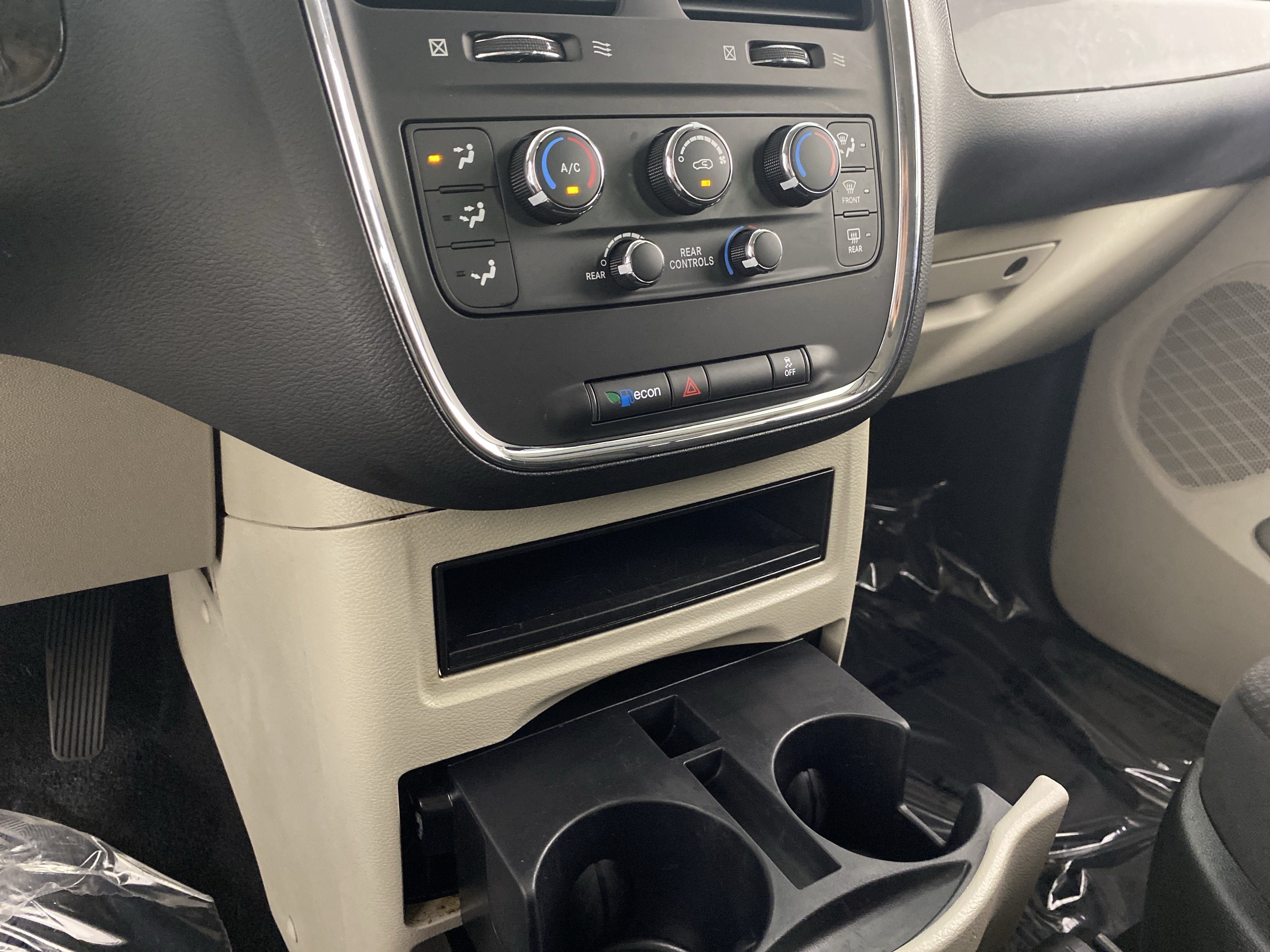 Used 2018 Dodge Grand Caravan SE w/ UConnect Hands-Free Group FWD image 28