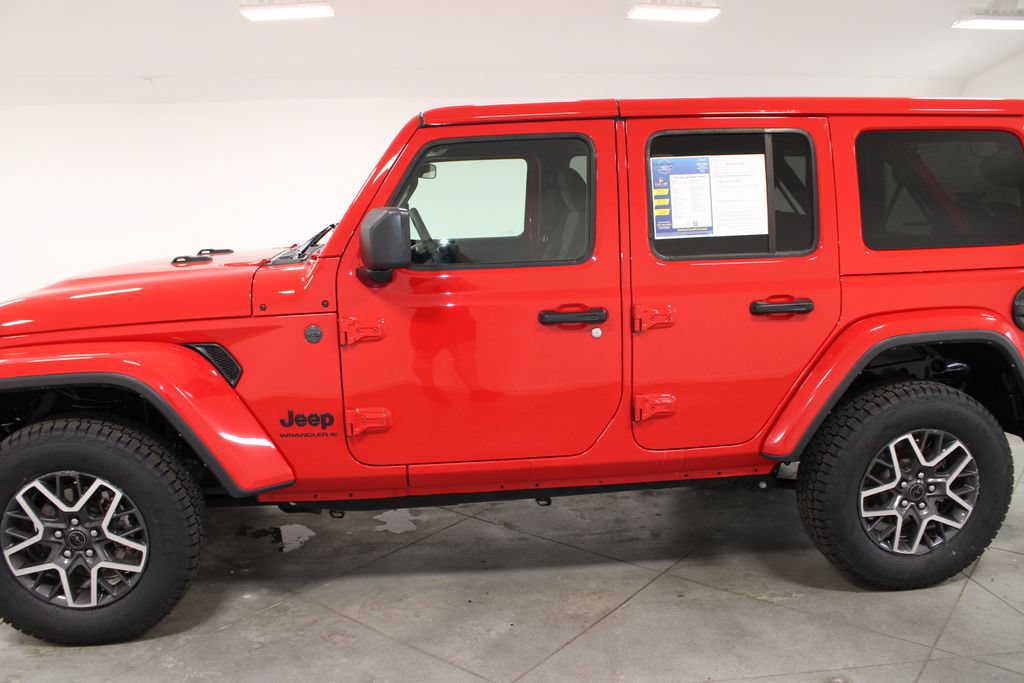Used 2025 Jeep Wrangler Unlimited Sahara AWD/4WD image 6