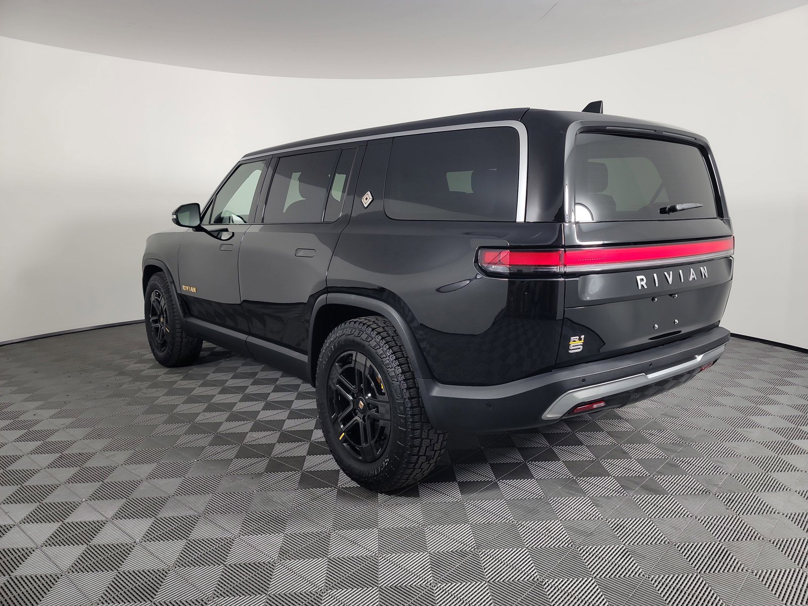 Used 2024 Rivian R1S Adventure image 3