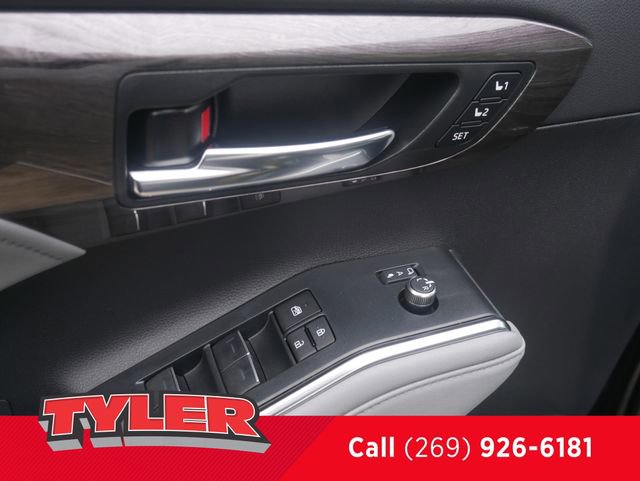 Used 2024 Toyota Highlander Limited AWD/4WD image 21